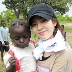 봉사활동 쌩얼에도 빛나는 피부 한지민