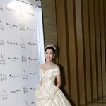 비공개 결혼식 <b>올린</b> 이유리, '여왕포스'