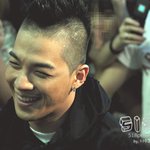 팬과 <b>포옹</b> 후 부끄러워하는 '태양'