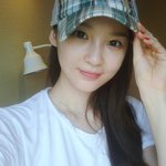 강민경, <b>모자</b> 쓰고 '빛나는 피부' 셀카