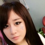 <b>잡티</b>하나 없이 빛나는 피부를 가진 여자 스타