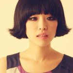 앞머리를 내려 더 <b>어려</b>보이는 스타