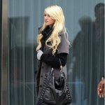 전형적인 금발 <b>미녀</b> 포스의 그녀