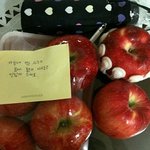 매일 집앞에 사과 한개씩 가져다 놓는 이름모를 남자