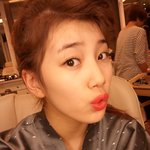 미쓰에이 수지, 빨간 립스틱 바르고 <b>입술</b> 쭉
