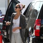 트레이닝복 입고 <b>주유</b>중인 제시카 알바