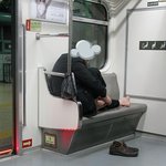 지하철에서 <b>발톱</b>깎는 할아버지.