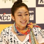 한글이 쓰여진 옷을 입은 사람들