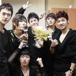 뮤뱅 1위한 비스트!! 대기실에서..