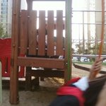 <b>대낮</b>에 놀이터에서 청소년 애정행각ㄷㄷ;(사진有)