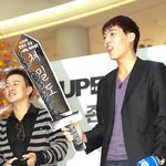 미니콘서트에서 쳐밀도선물받은 <b>존박</b>