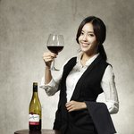 <b>와인</b> 즐기는 효민? 소믈리에 포스 작렬!