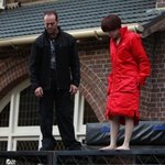 <b>백인</b> 능가하는 형광등같은 피부 손가인