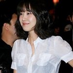 흰<b>남방</b> 하나로 예쁘게 코디한 여자 연예인