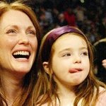 할말 없게 만드는 <b>줄리안</b> 무어 딸의 미모