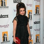 빨간 입술모양 클러치 든 <b>헬레나</b> 본햄 카터