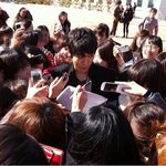 학교 식당에서 밥먹고 잇는 빅뱅 탑, 인기폭발