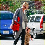 호피<b>무늬</b> 옷 입은 캐서린 헤이글의 딸