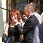 빨간 단발머리 가발 쓴 '아만다 사이프리드'