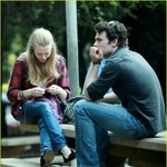 공원에서 <b>뜨개</b>질하는 아만다 사이프리드