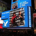 뉴욕 <b>타임스퀘어</b> 내얼굴을 띄우다