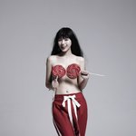오지은, 은근히 야한 반라 노출…‘<b>사탕</b>으로 젖가슴 가리고 혀를 살짝’