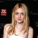 스트랩리스 롱 드레스의 다코타 패닝