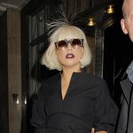 레이디가가 요즘 <b>무난</b>한 옷차림