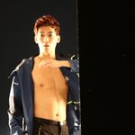 초콜릿 몸매 뽐내며 광고 모델로 데뷔한 존박~