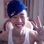 재범 <b>눈웃음</b> 셀카 따라 웃게 되네