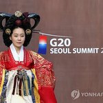 외국인 앞에서 <b>추태</b> 부리는 그들...