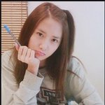 캐주얼 하게 입은 여자 아이돌