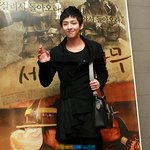 얼굴 비춘 김기범 김기범 ( 뭔가 변했나 ? ) <b>서서</b>자는나무 시사회