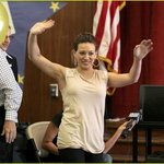 굵어진 팔 힐러리더프, <b>팔장</b>만은 끼지마