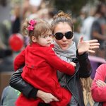 풍선 들고있는 제시카 알바와 딸 <b>아너</b>