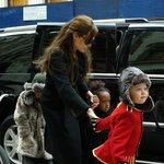 제복을 입은 귀여운 샤일로, 꼬마 병정 같네!