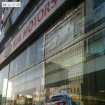 사진有 황당사진 건물 <b>유리창</b>에 차가 박혀버렸어요!!