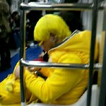 지하철에서 만난 <b>노랑</b>색으로 도배한 아저씨?!!!!!!!!!!!!...