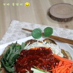 새콤달콤 비빔 만두