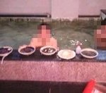 목욕탕 탕안에서 자장면 시켜먹다.
