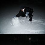 (사진有)  폭설!외로운 쏠로들끼리 초대형 눈사람 만들었어요!!...