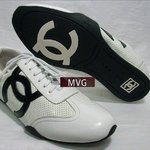 <b>세미</b>정장에 스니커즈를 신으려고하는데..