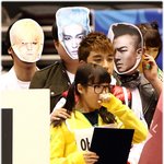 '아이유' <b>어께</b>에 손 올린 '빅뱅'승리