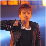 1위 '빅뱅'승리 트로피에 뽀뽀