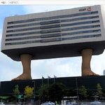 다음 <b>로드</b>뷰에서 이거보고 식겁함--.. 발달린 건물?