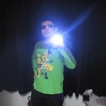 헬스<b>장</b>에서 광선검과 <b>우산</b>을 들고 찍은 사진