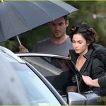 메간 <b>폭스</b> 우산 씌어주는 남편 애처가 나셨어