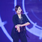 'f(<b>x</b>)' 빅토리아,  한쪽 눈 가려졌을 뿐인데...