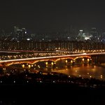 <b>찬란</b>한 서울의 밤은 날 더욱 외롭게 한다.