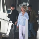 심한<b>내츄럴</b> 동네패션 브리트니. 바지에 묻은 건 뭐지